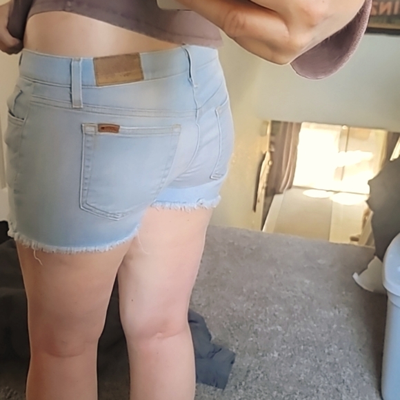 STUNNING JOES LIGHT WASH TAKARA JEAN SHORTS - Picture 3 of 11